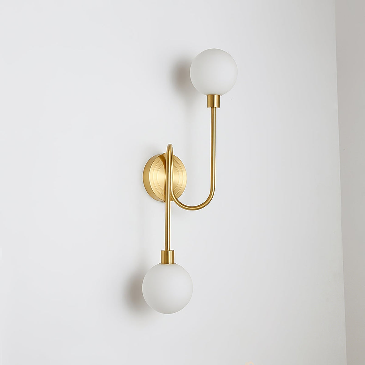 Applique murale en laiton à deux globes de verre opale — Lumignon