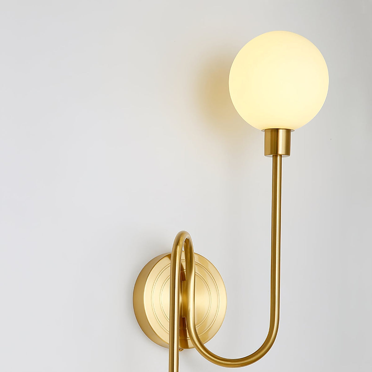 Applique murale en laiton à deux globes de verre opale — Lumignon