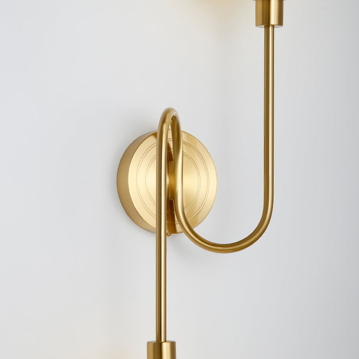 Applique murale en laiton à deux globes de verre opale — Lumignon