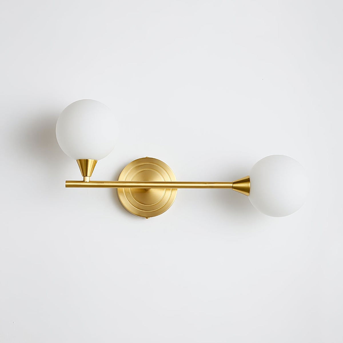 Applique murale en laiton à deux globes de verre opale — Lumignon