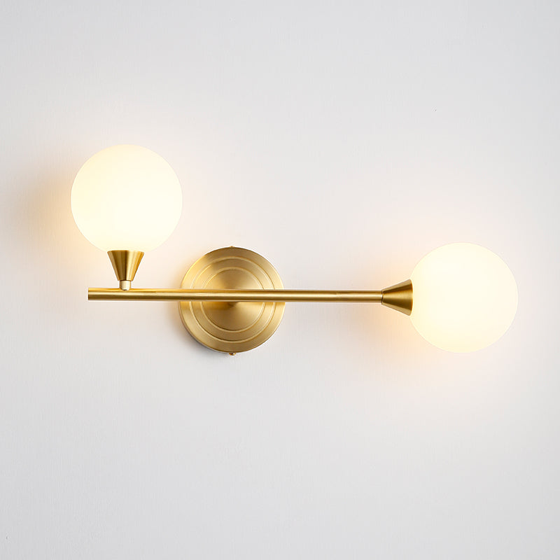 Applique murale en laiton à deux globes de verre opale — Lumignon