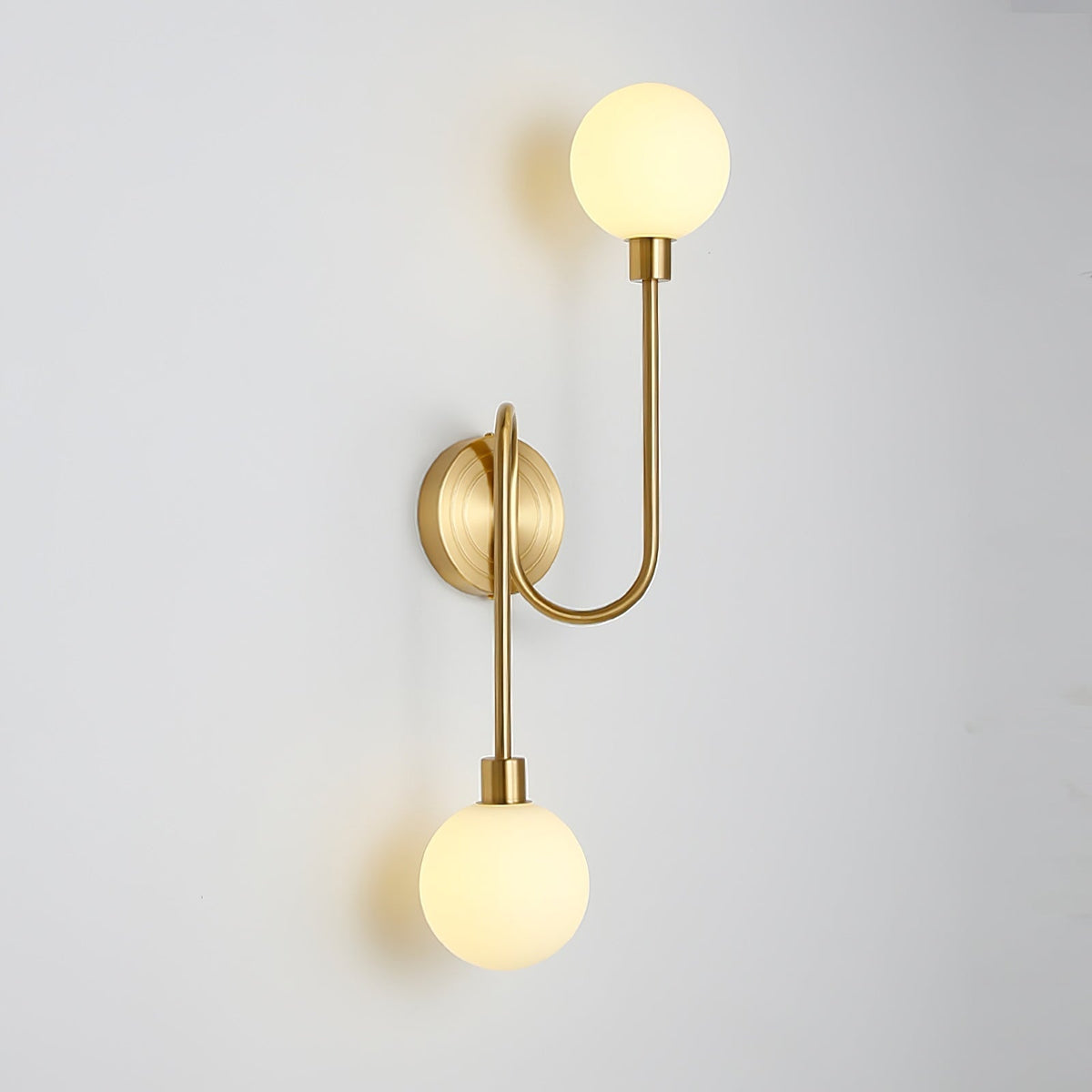 Applique murale en laiton à deux globes de verre opale — Lumignon