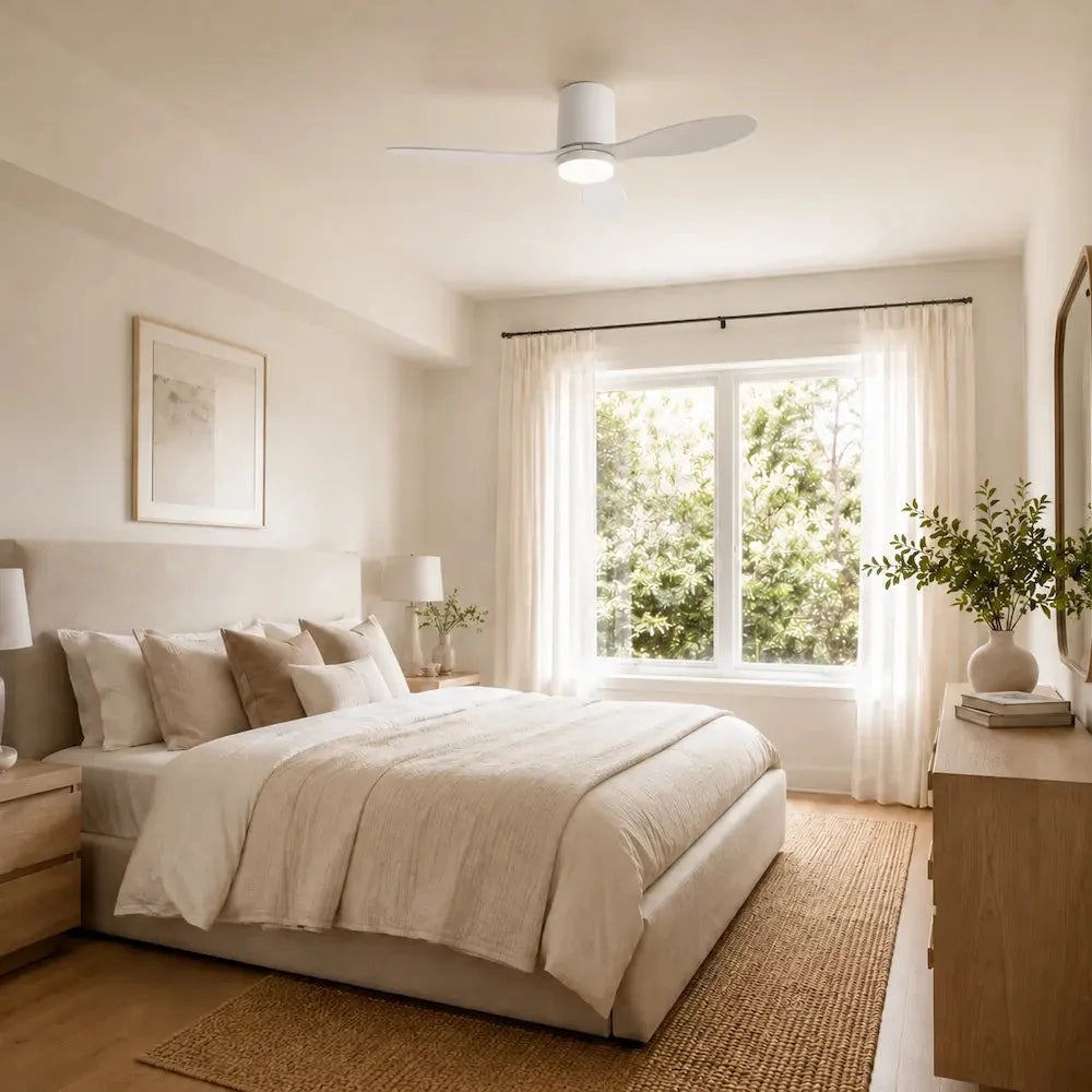 Ventilateur de plafond blanc à trois pales et lampe LED — Catalpa