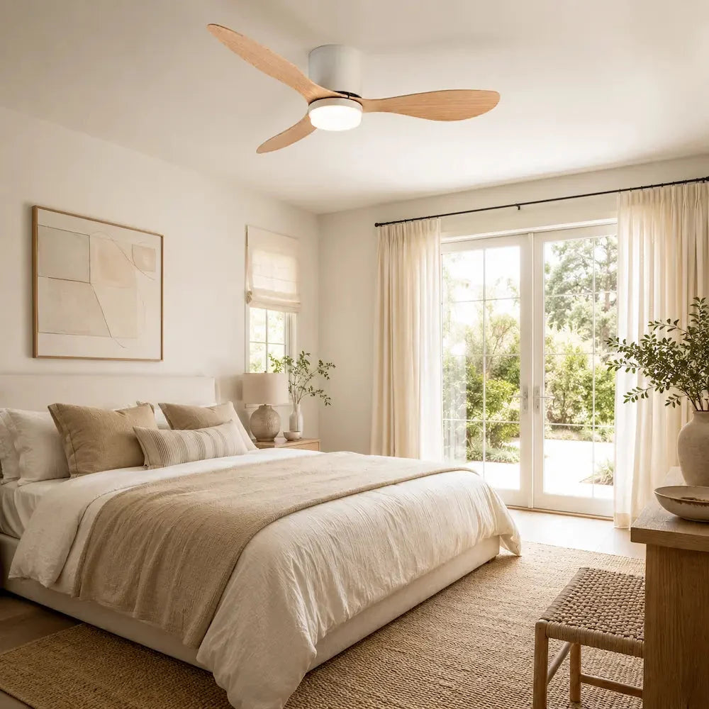 Ventilateur de plafond plat bois clair avec lampe intégrée — Chaumine