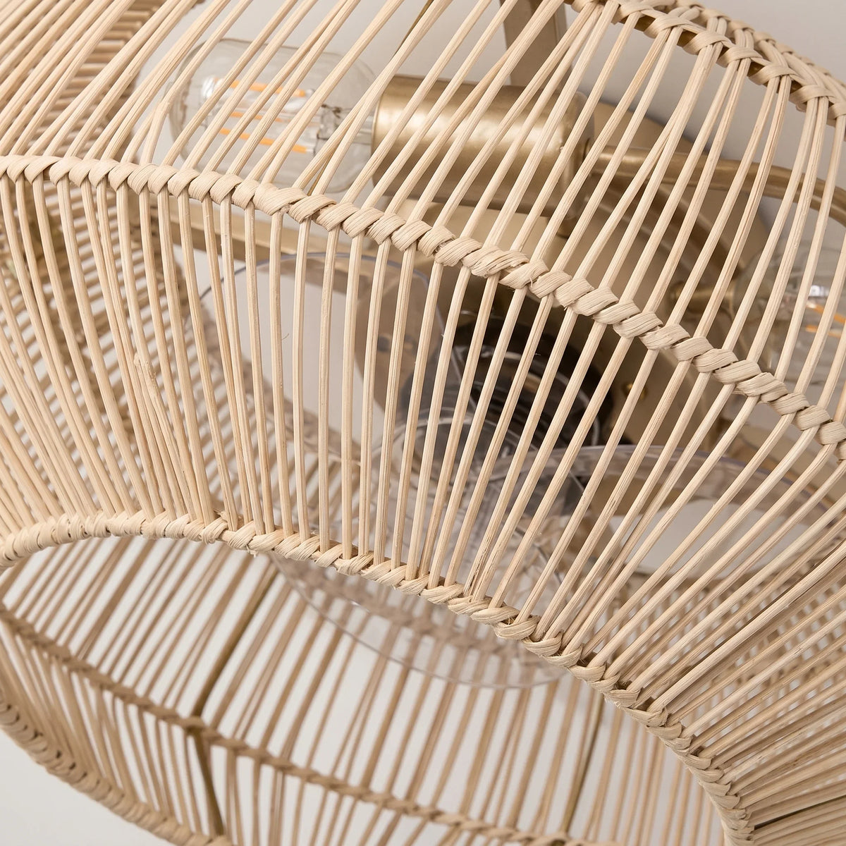 Ventilateur de plafond dôme en rotin tressé à pales cachées — Amarante