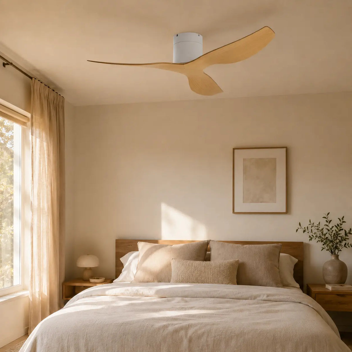 Ventilateur de plafond plat à trois pales en bois clair — Carline