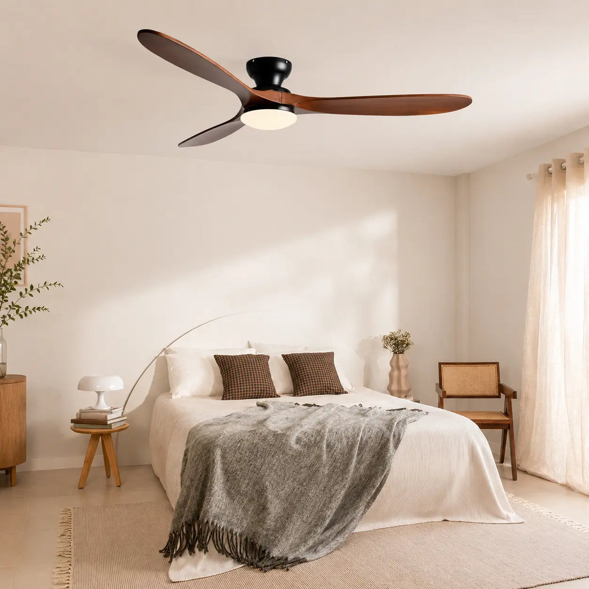 Ventilateur de plafond LED à pales en bois massif foncé — Capucine