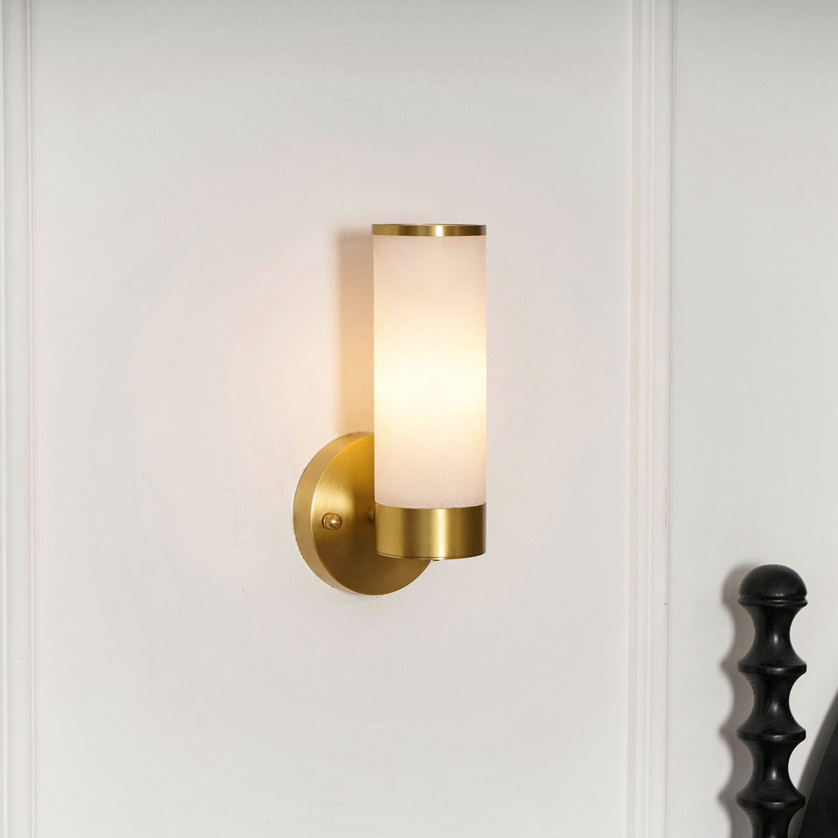Applique en laiton avec tube cylindrique en albâtre — Muscade