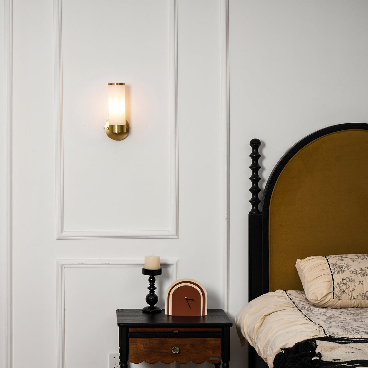 Applique en laiton avec tube cylindrique en albâtre — Muscade