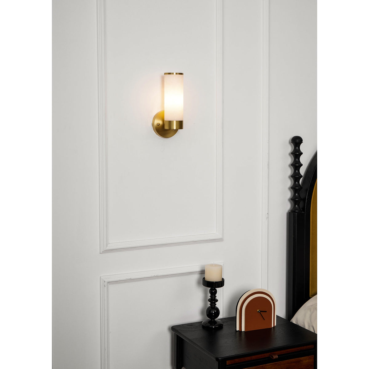 Applique en laiton avec tube cylindrique en albâtre — Muscade