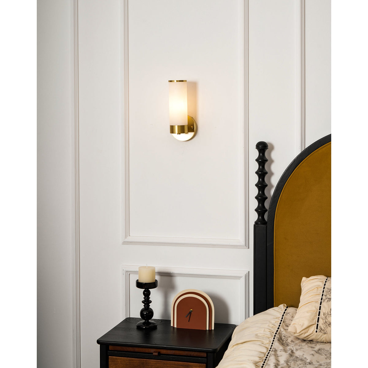 Applique en laiton avec tube cylindrique en albâtre — Muscade