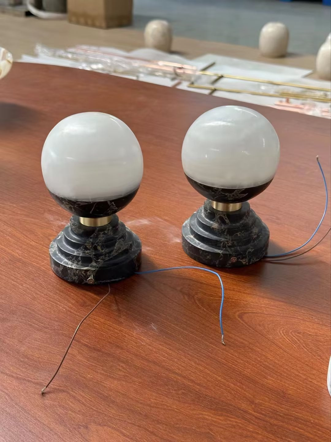 Applique compacte en marbre noir et globe de jade — Moire