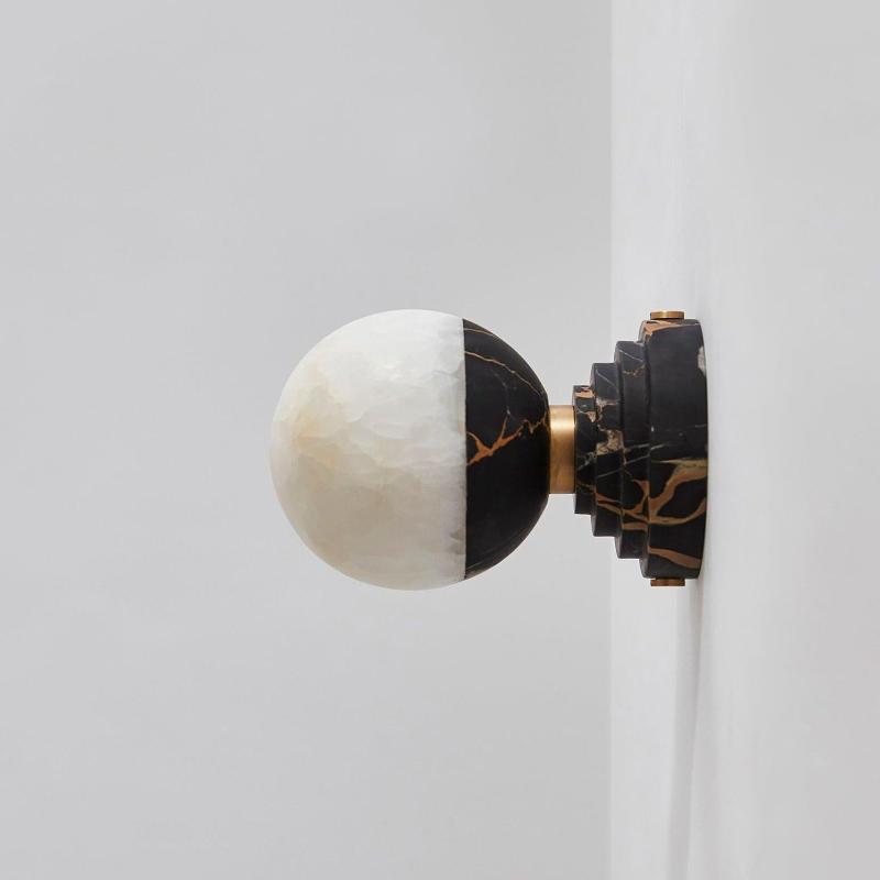 Applique compacte en marbre noir et globe de jade — Moire