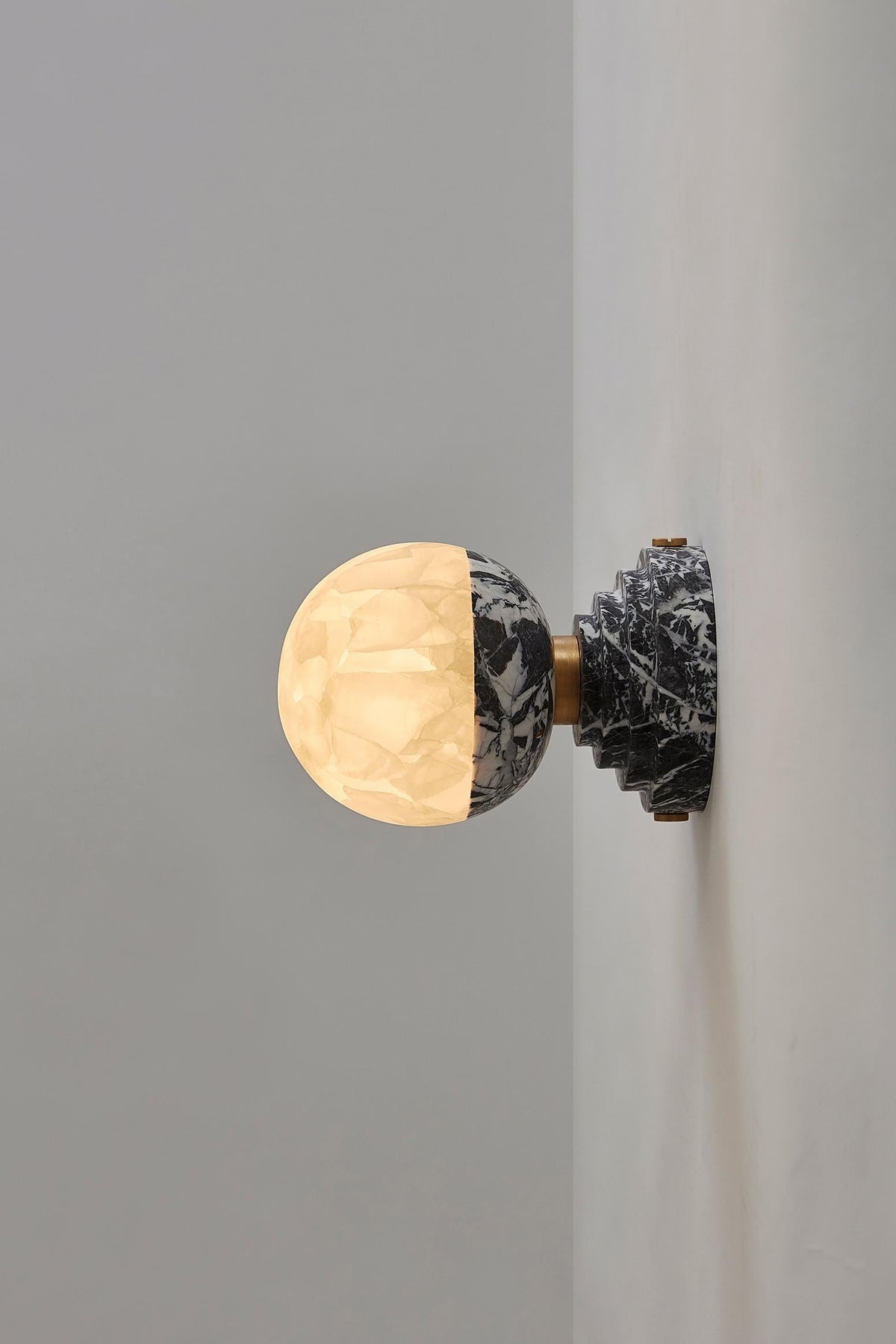 Applique compacte en marbre noir et globe de jade — Moire