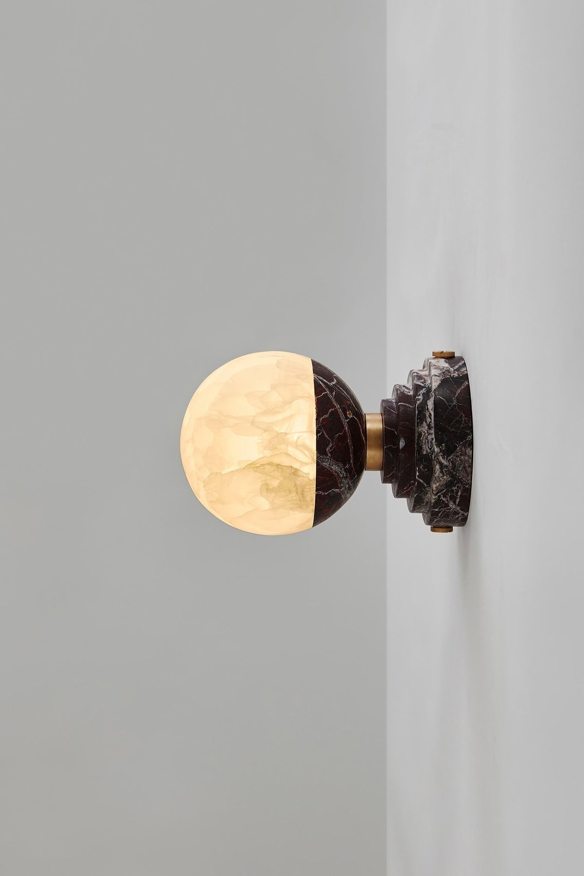 Applique compacte en marbre noir et globe de jade — Moire
