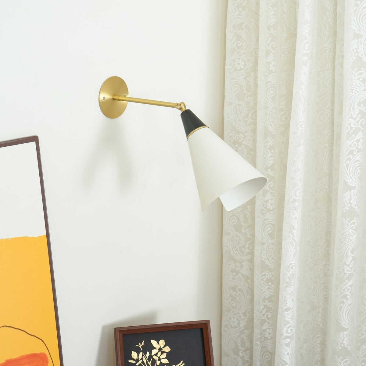 Applique murale à bras droit et abat-jour conique orientable — Terreau
