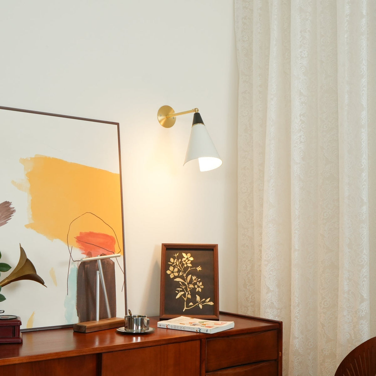 Applique murale à bras droit et abat-jour conique orientable — Terreau