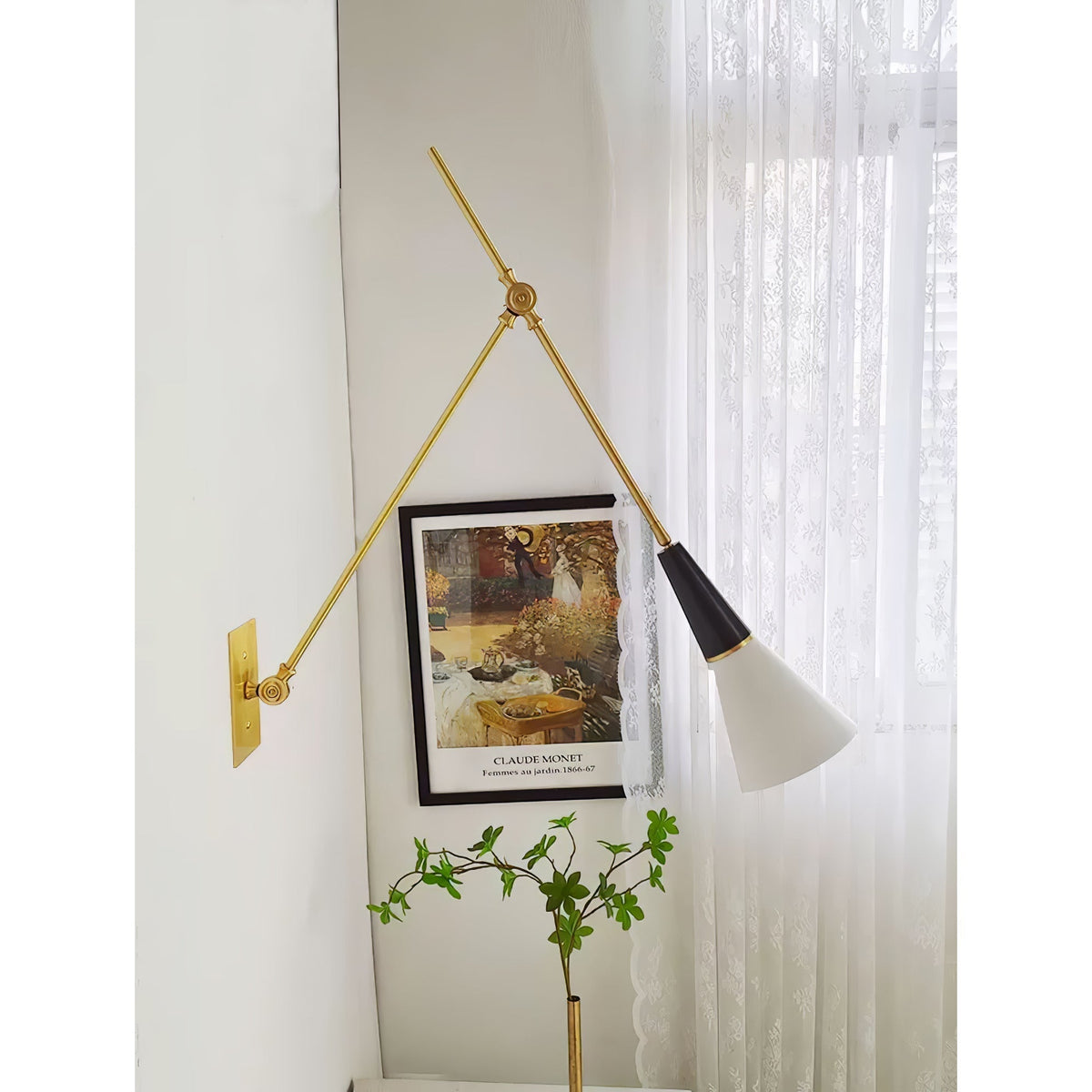 Applique murale à long bras en laiton et cône blanc — Julienne