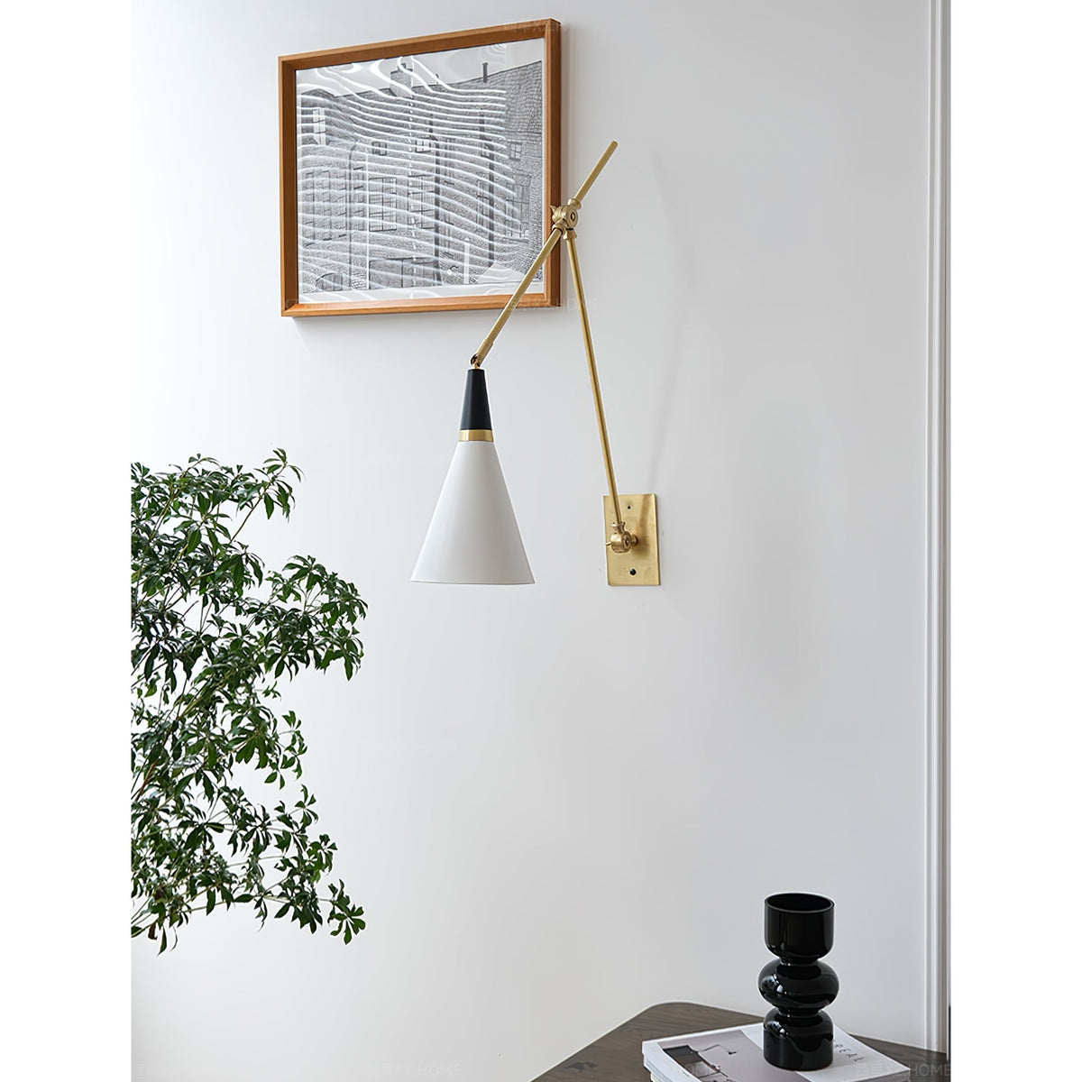 Applique murale à long bras en laiton et cône blanc — Julienne