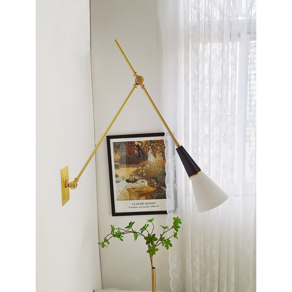 Applique murale à long bras en laiton et cône blanc — Julienne