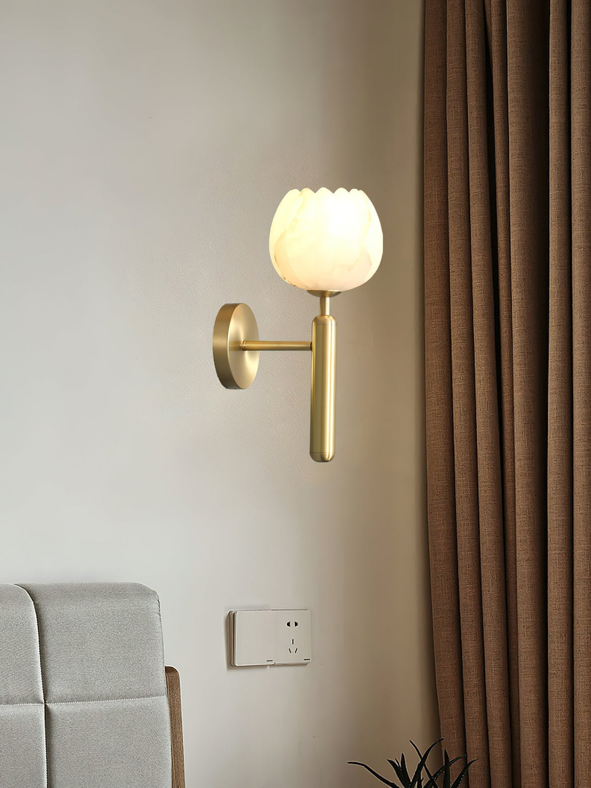 Applique en laiton et globe d'albâtre sur bras en T — Naïade