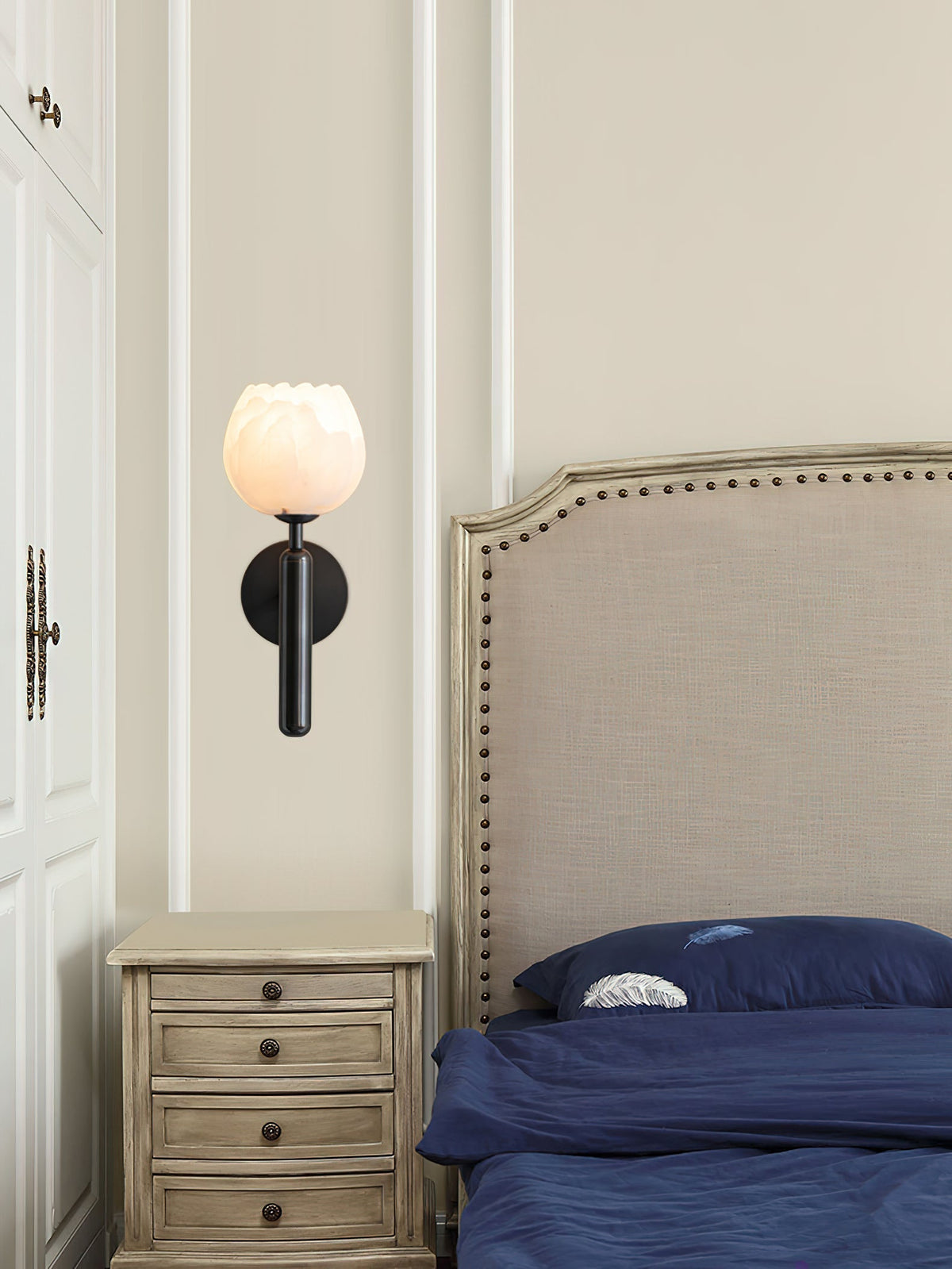 Applique en laiton et globe d'albâtre sur bras en T — Naïade