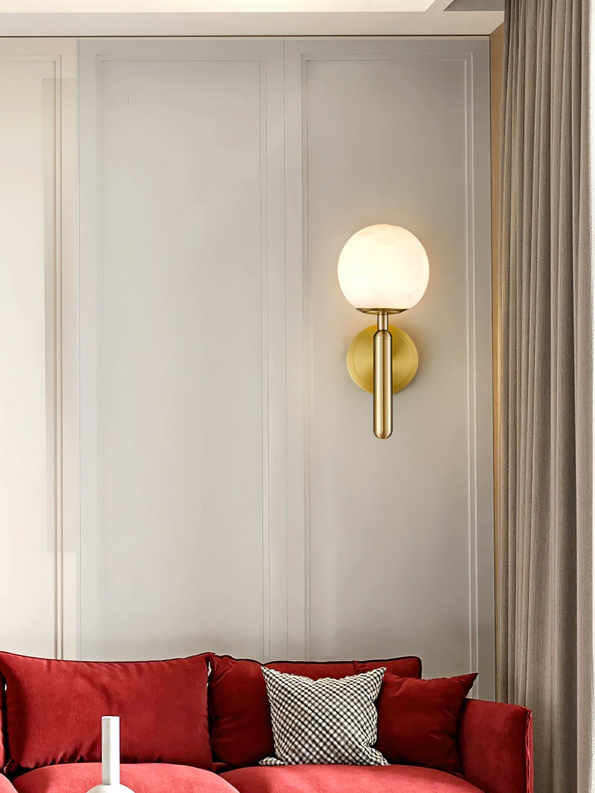 Applique en laiton et globe d'albâtre sur bras en T — Naïade