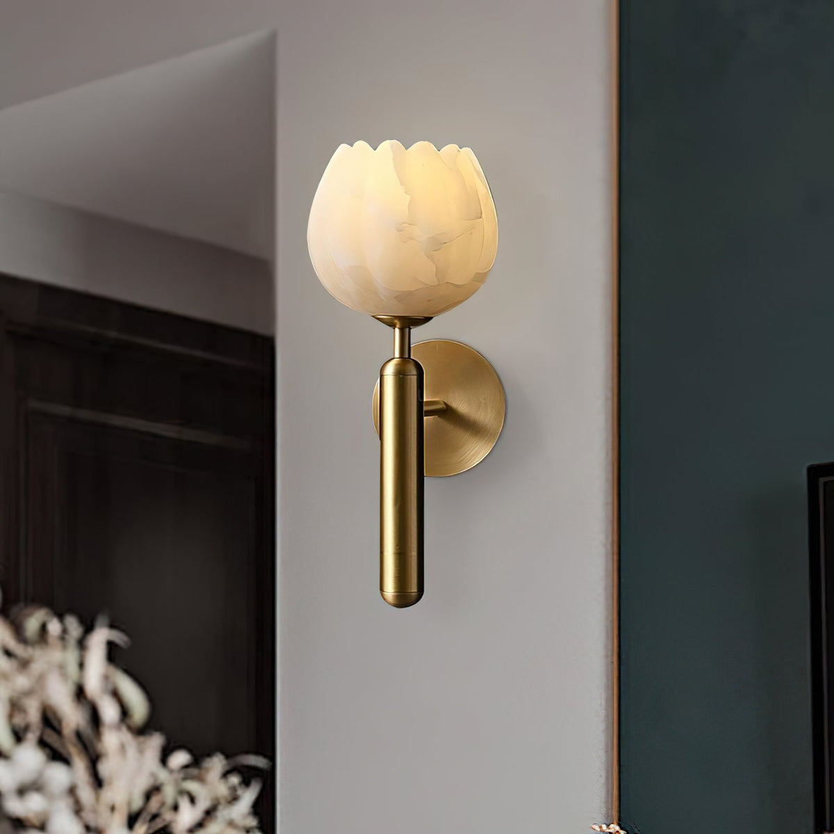 Applique en laiton et globe d'albâtre sur bras en T — Naïade