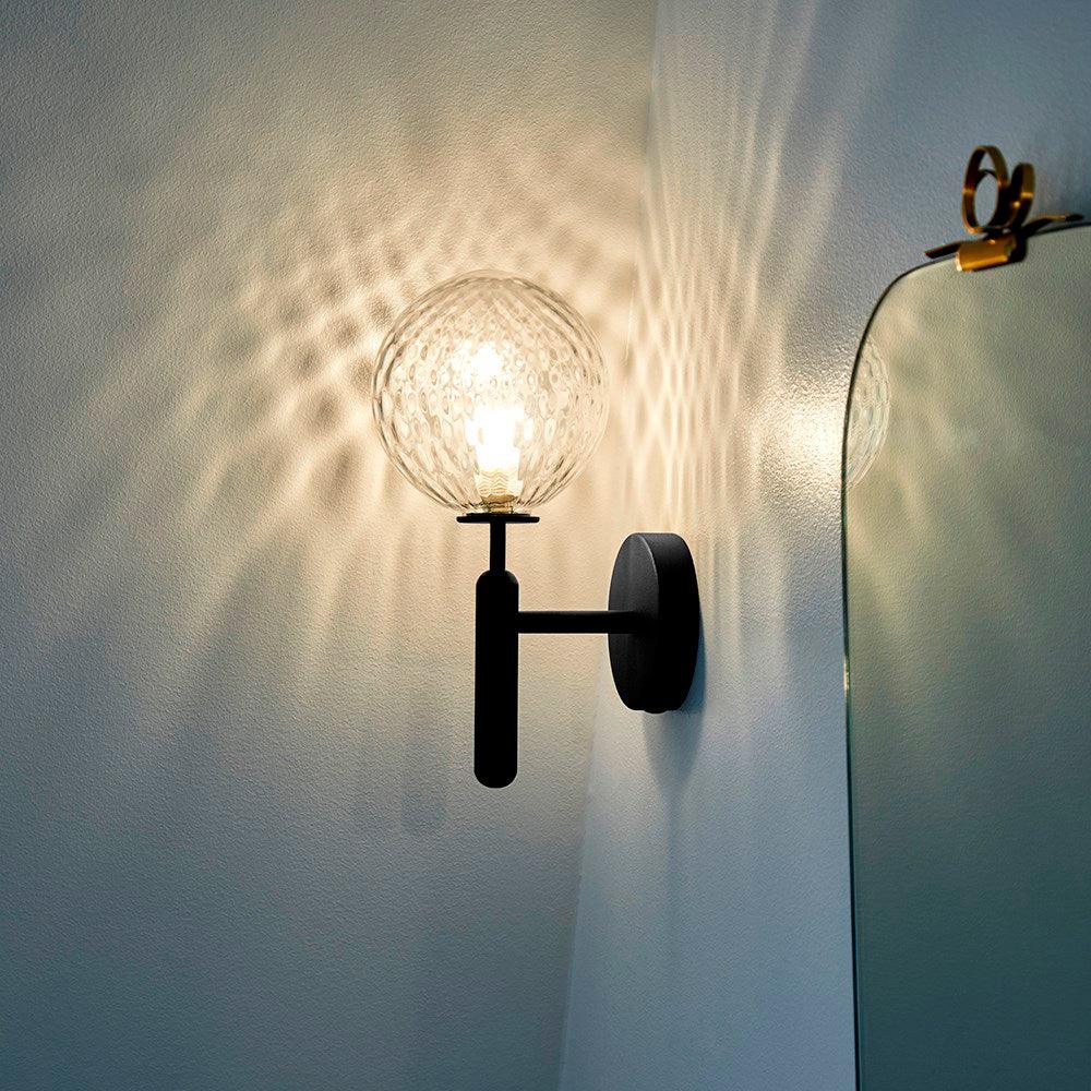 Applique murale bras en laiton et boule en verre ciselé — Indigotier