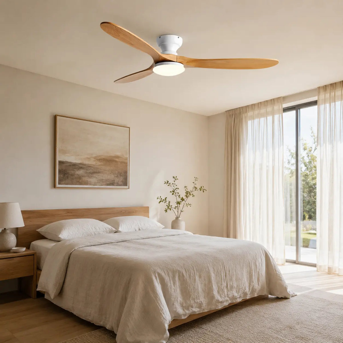 Ventilateur de plafond LED à pales claires et moteur blanc — Cardère