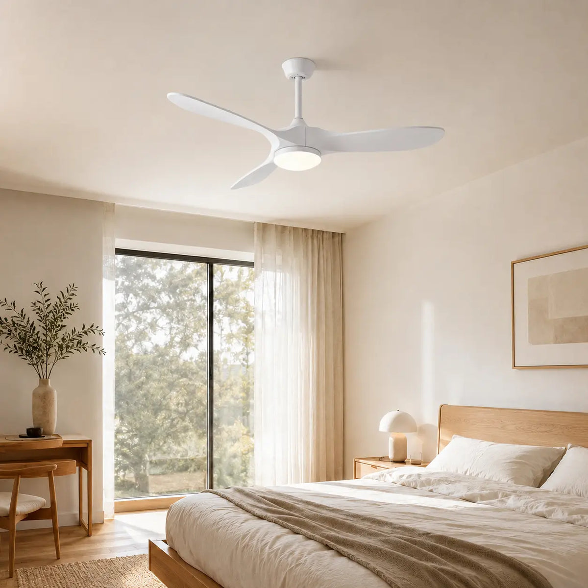 Ventilateur de plafond en bois laqué blanc avec lampe LED — Ciselure