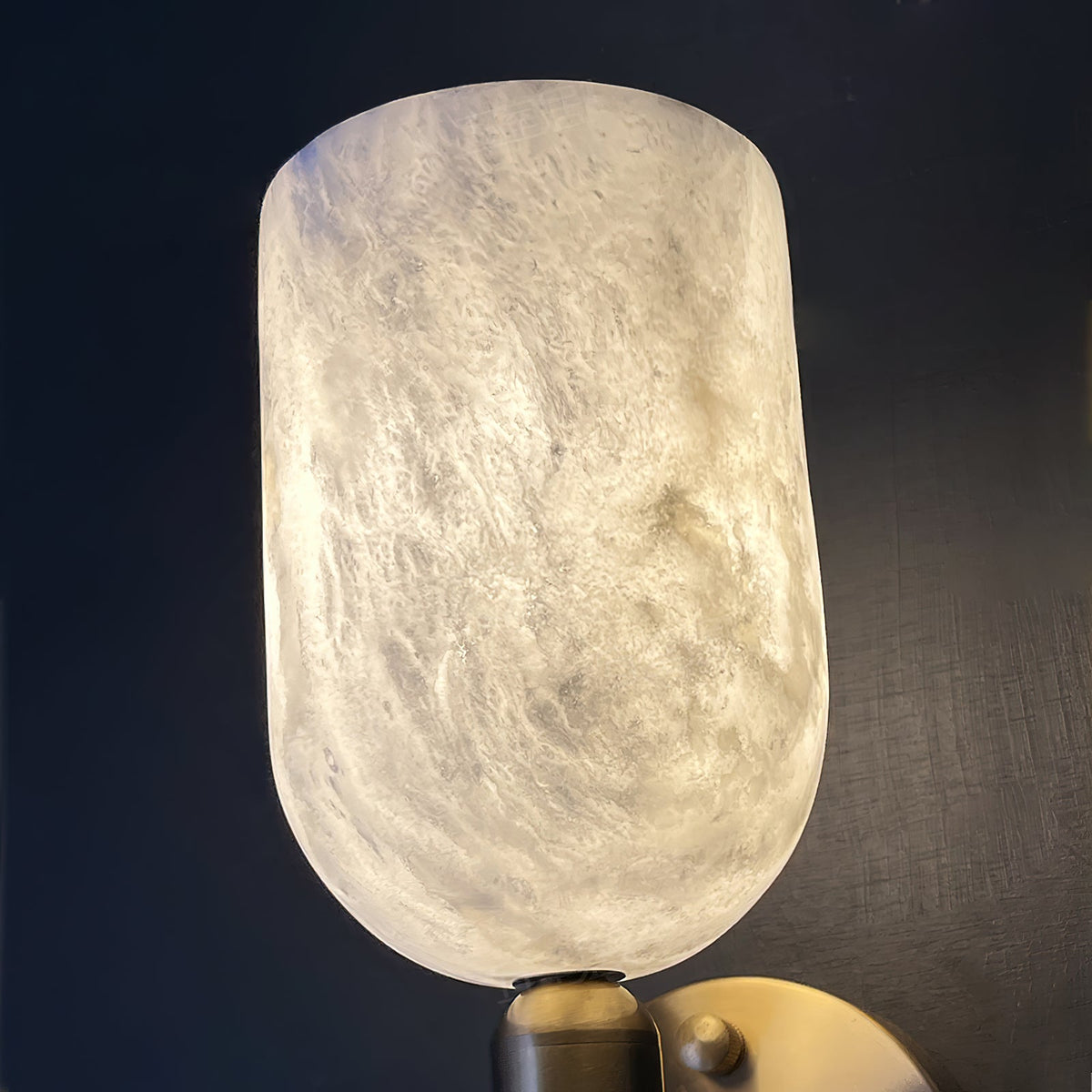 Applique en laiton avec coupe d'albâtre vers le haut — Mésange