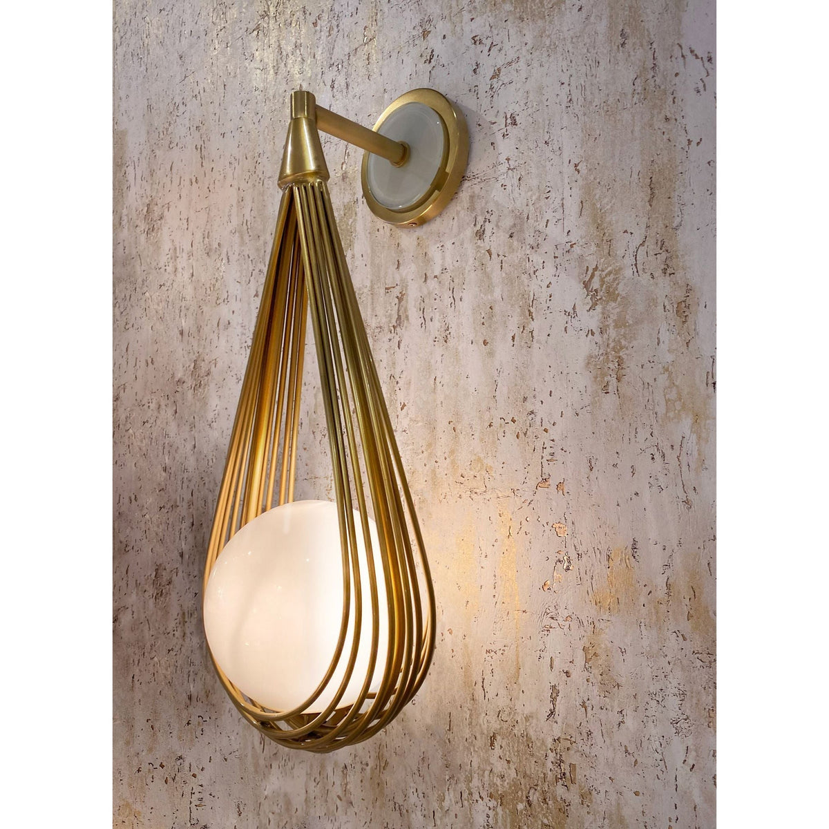 Applique murale goutte en lames de laiton et globe opalin — Varangue
