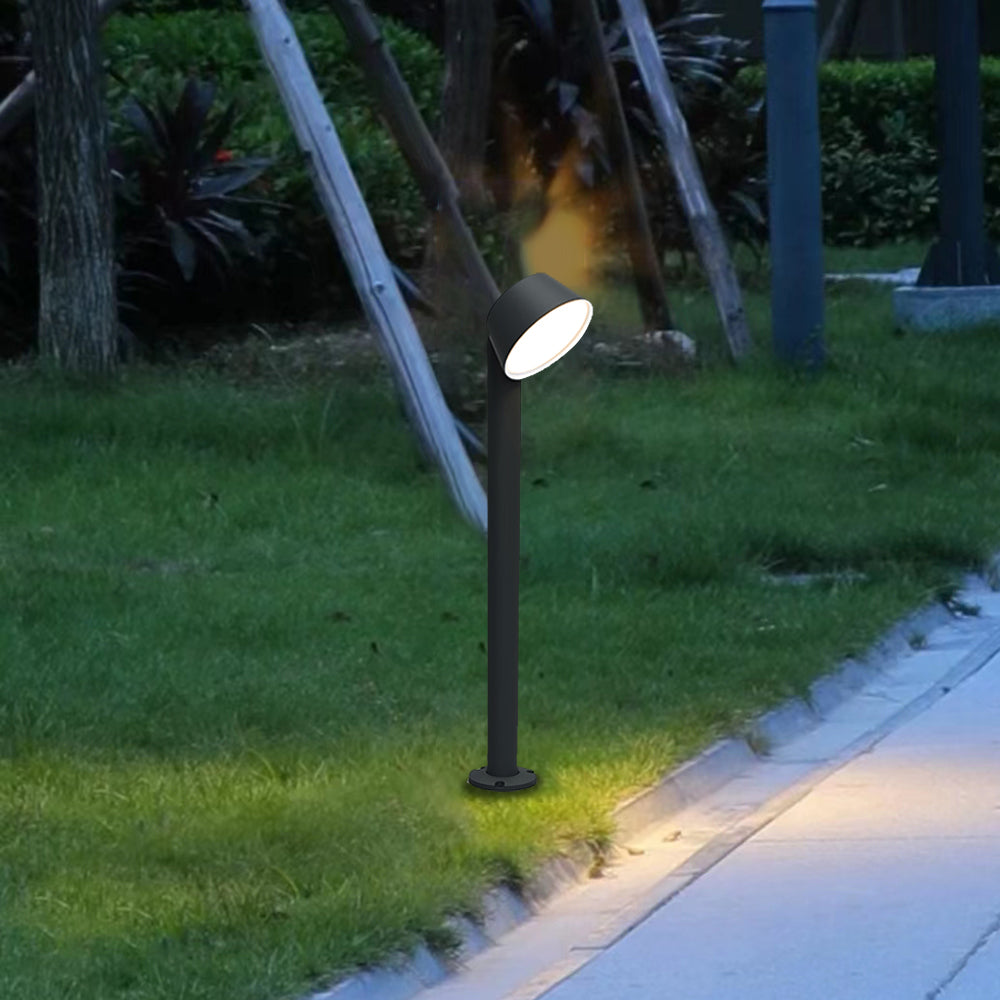 Borne d'allée en métal noir à tête bol orientée vers le sol — Panicaut