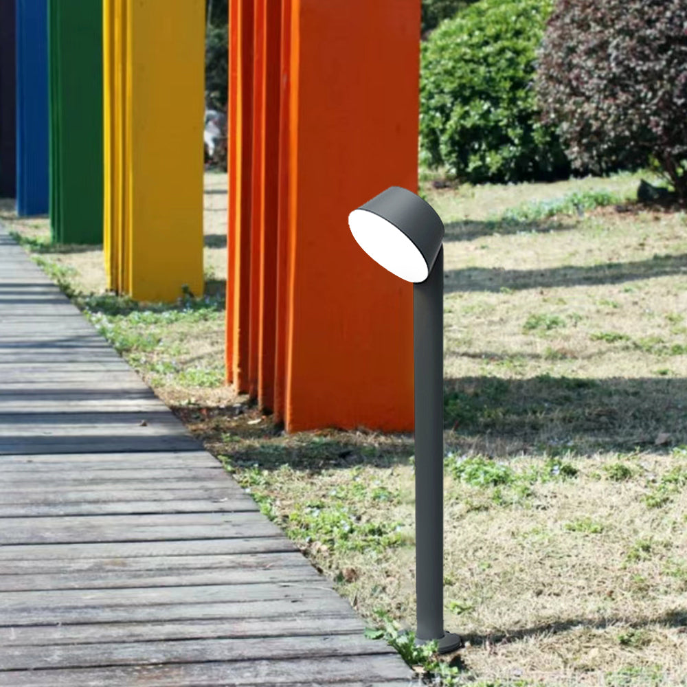 Borne d'allée en métal noir à tête bol orientée vers le sol — Panicaut