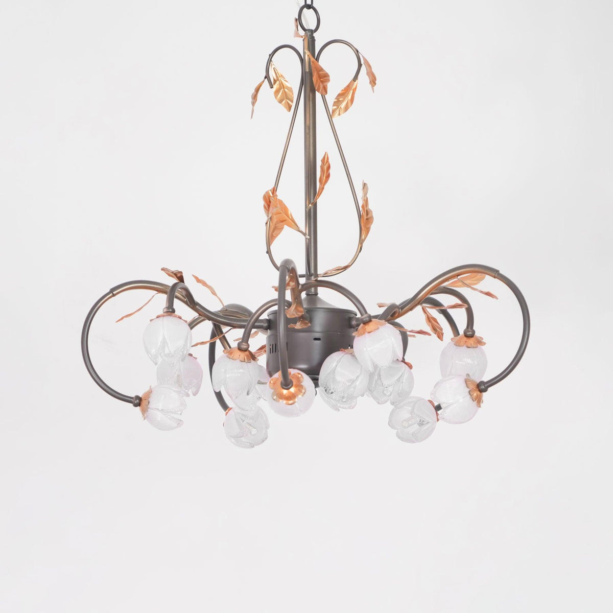 Lustre à branches fleuries en métal noir et verre rose — Lestage