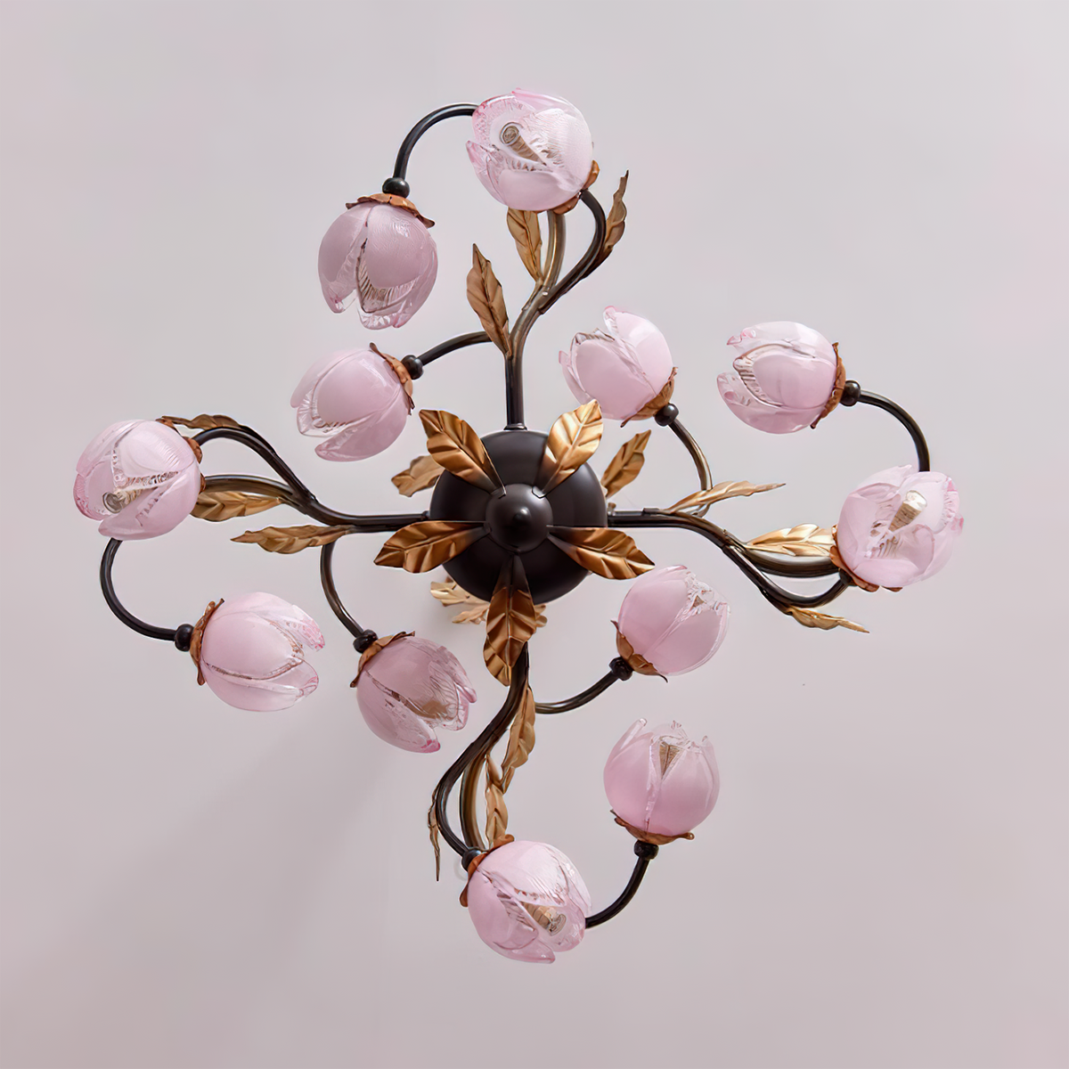 Lustre à branches fleuries en métal noir et verre rose — Lestage