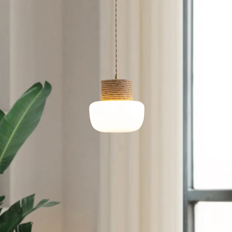 Suspension en verre opalin blanc coiffée de bois clair — Badiane