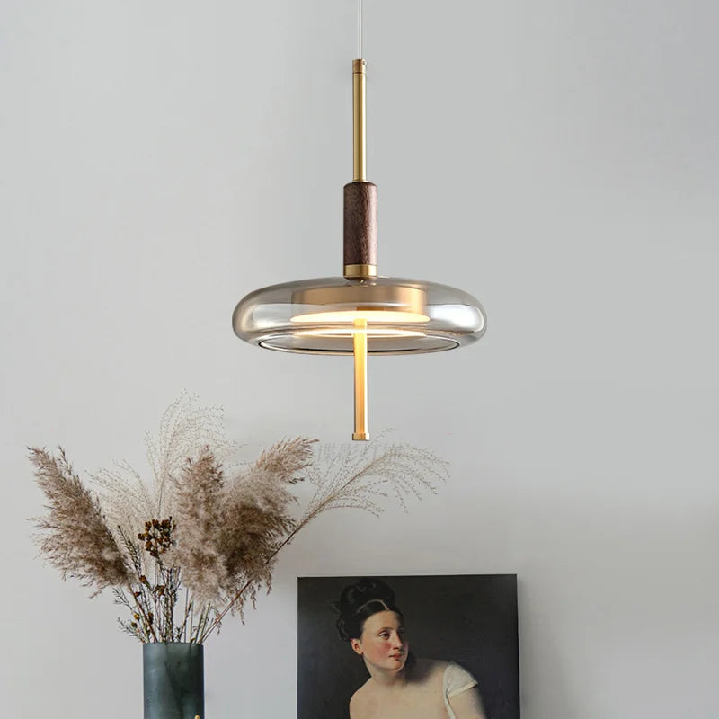 Suspension soucoupe en verre fumé et disque en laiton — Baume