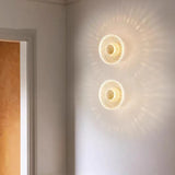 applique murale led design en acrylique et laiton doré pour intérieur