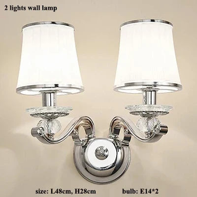 lustre chromé moderne à abat-jours blancs