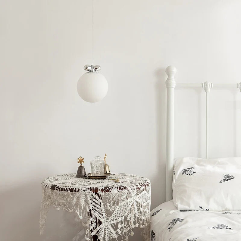 suspension en verre laiteux avec nœud papillon bauhaus led