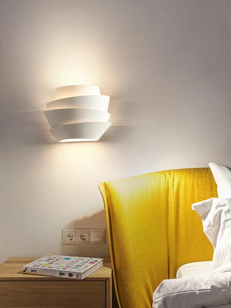 Applique murale LED en forme de pomme de pin en métal blanc