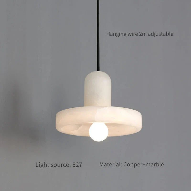 suspension en marbre et cuivre design minimaliste pour intérieur moderne
