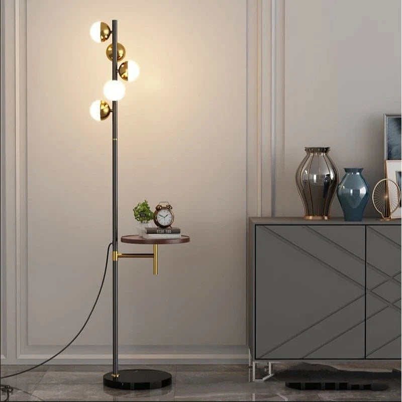 lampe de sol et table en bois avec chargement sans fil
