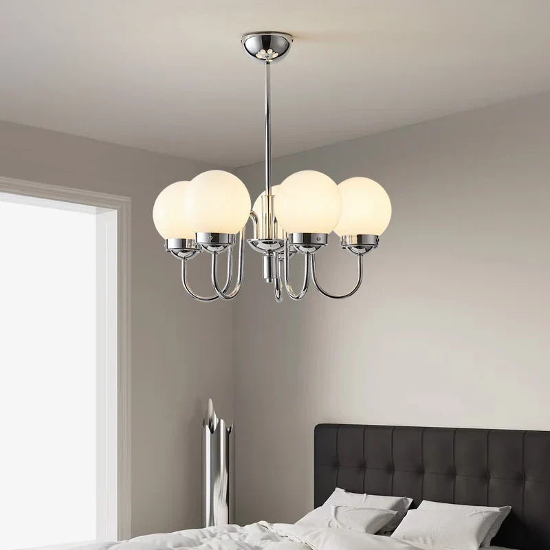 suspension minimaliste en verre et fer pour intérieur médiéval