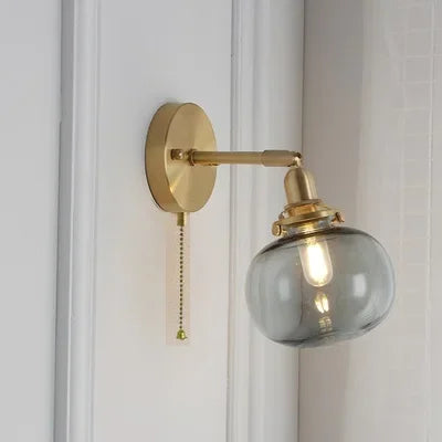 applique murale moderne avec chaîne de traction et boule de verre