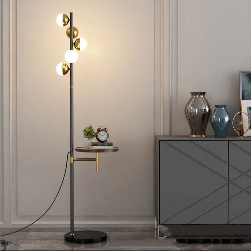 lampe de sol et table en bois avec chargement sans fil