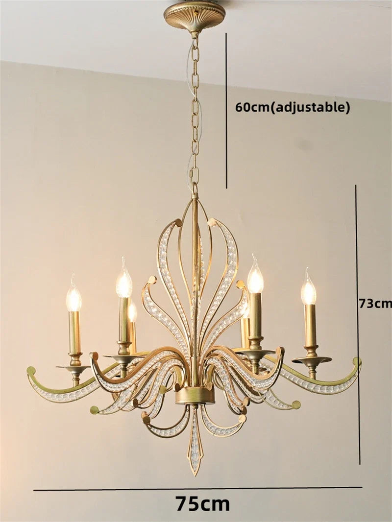 lustre en métal doré antique avec décoration en cristal