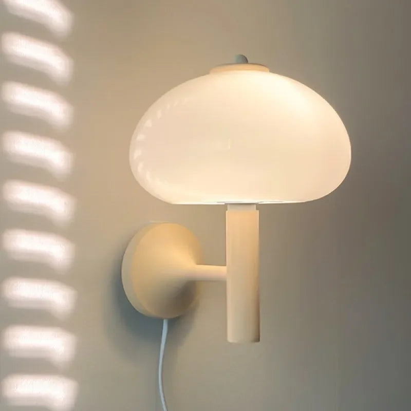 applique murale moderne en verre blanc avec interrupteur design élégant